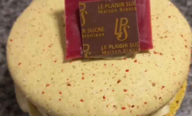 Le plaisir sucré vous propose le dessert du moment à maredo crème chocolat blanc pistache compotée de cerises amarena et macaron, Lyon 9, Le Plaisir Sucré