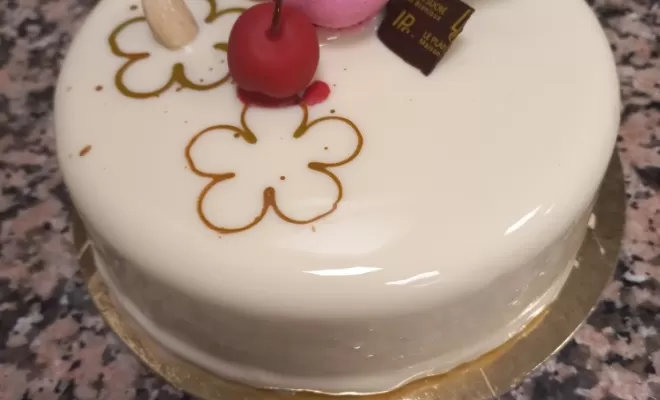 la pâtisserie le plaisir sucré Lyon 9 le RUBIS D'AMANDE bavaroise amande craquant amande compotée griotte et dacquoise amande