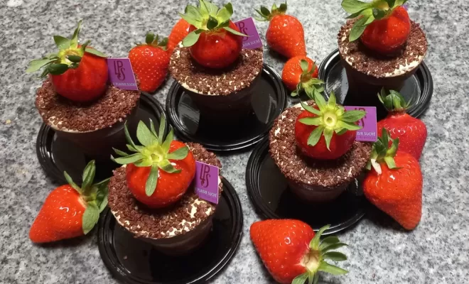 le fraisier pistache LE PALISIR SUCRE Lyon 5 vous propose ​​​​​​​bavaroise pistache fraises des bois compotée de fraise bicuit amande et petit pot chocolat lait